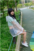 男人趴在美女身上亲胸