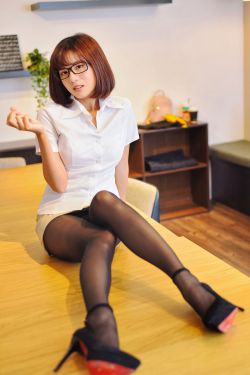 美女跪下吃男人的J8视频